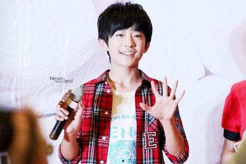 王源易烊千玺吃红瓜视频,甜蜜瞬间引网友热议