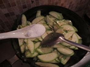 小茭瓜怎么炒着吃视频教程,小茭瓜炒制教程，简单易学，色香味俱全