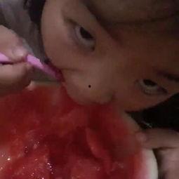 妈妈带孩子吃瓜视频,温馨亲子时光记录